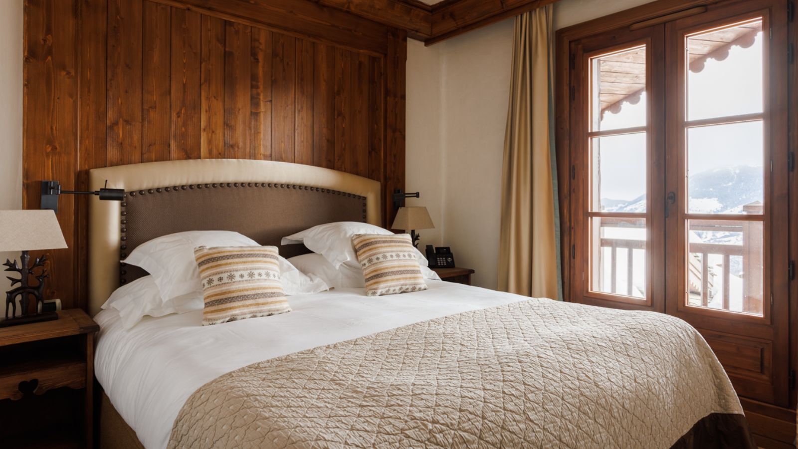 Luxury-Ski-Hotel-Courchevel-1650-Portetta-Loft5-Oxford-Ski-Bedroom.jpg
