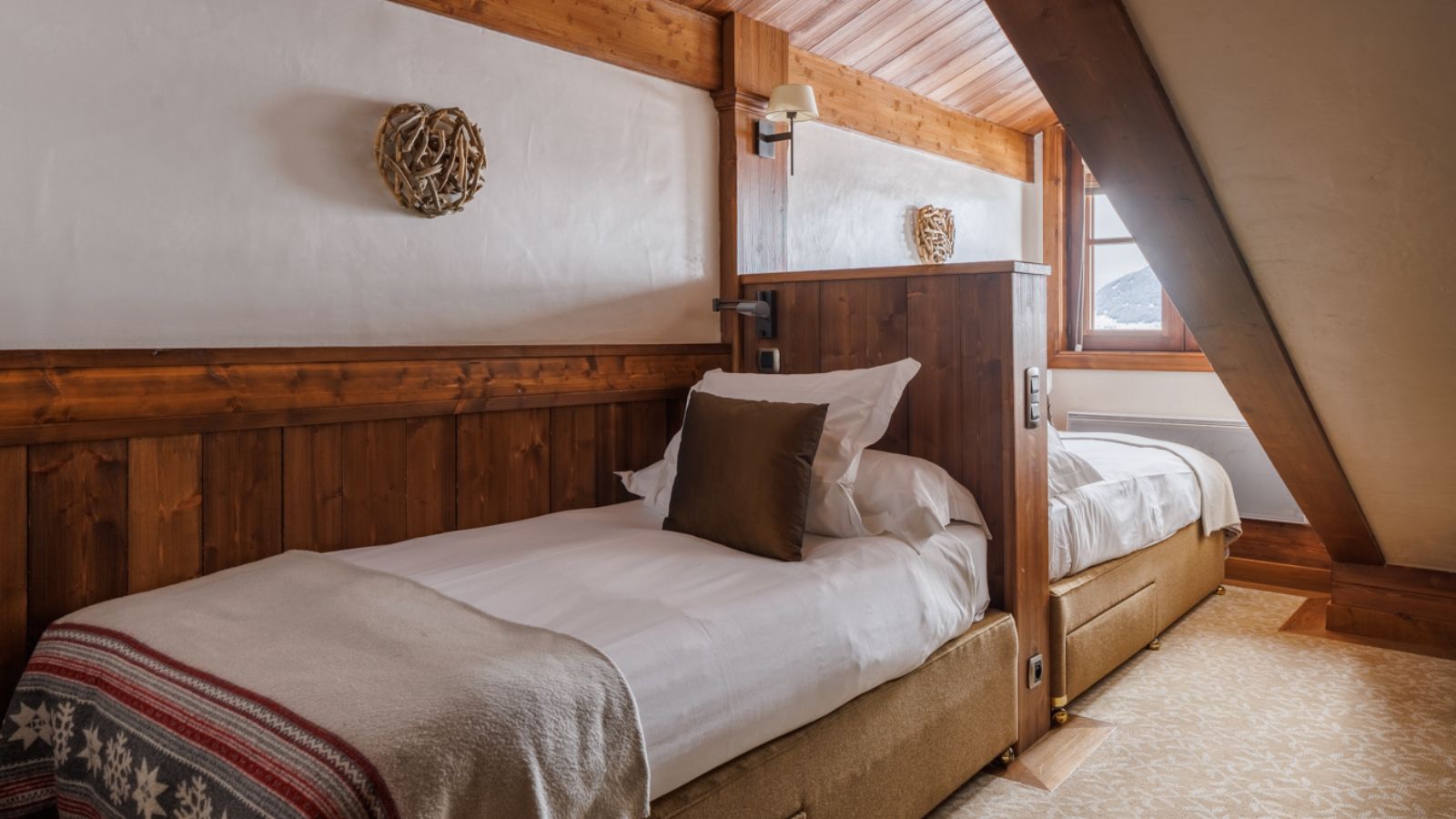 Luxury-Ski-Hotel-Courchevel-1650-Portetta-Loft6-Oxford-Ski-Bedroom (1).jpg