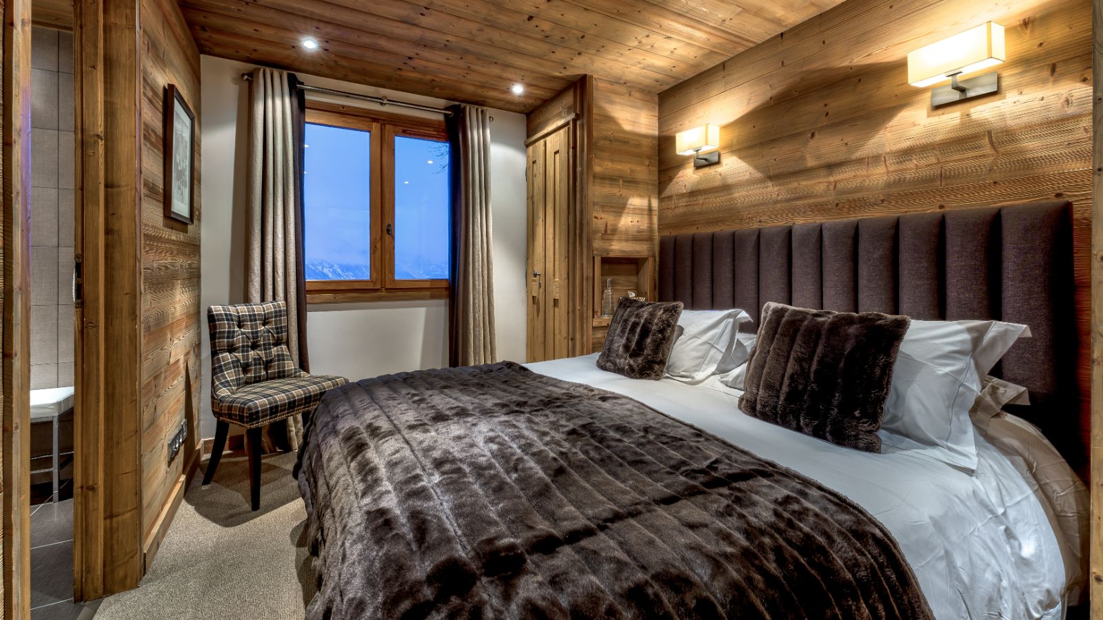 Luxury-Ski-Chalet-St-Martin-de-Belleville-Chalet-Floralie-Oxford-Ski-Bedroom (9).jpg