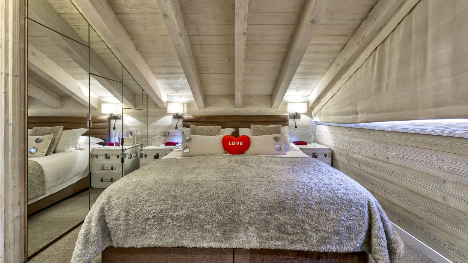 Luxury-Ski-Chalet-St-Martin-de-Belleville-Chalet-Floralie-Oxford-Ski-Bedroom (16).jpg