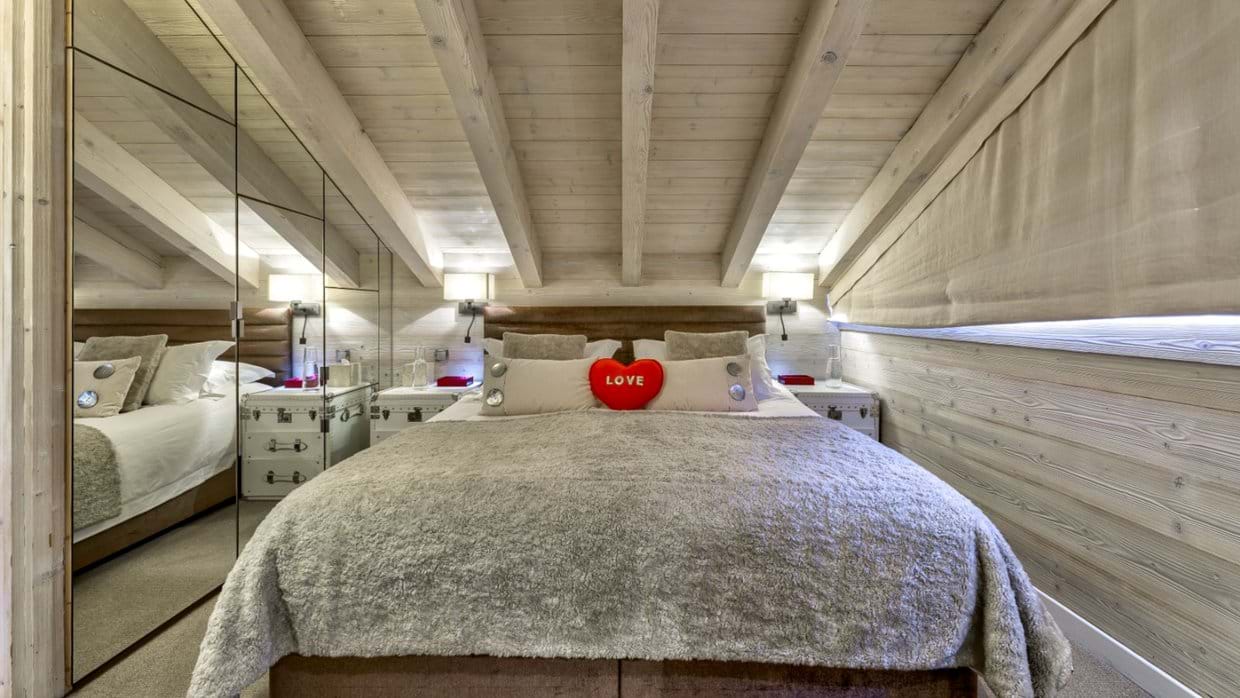 Luxury-Ski-Chalet-St-Martin-de-Belleville-Chalet-Floralie-Oxford-Ski-Bedroom (16).jpg