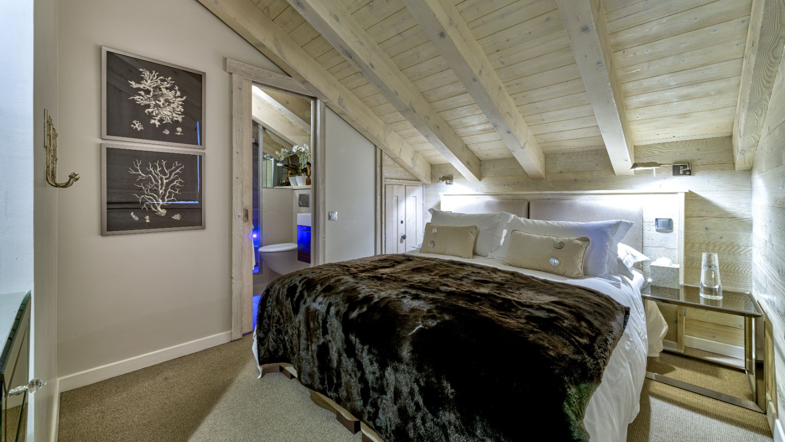 Luxury-Ski-Chalet-St-Martin-de-Belleville-Chalet-Floralie-Oxford-Ski-Bedroom (17).jpg