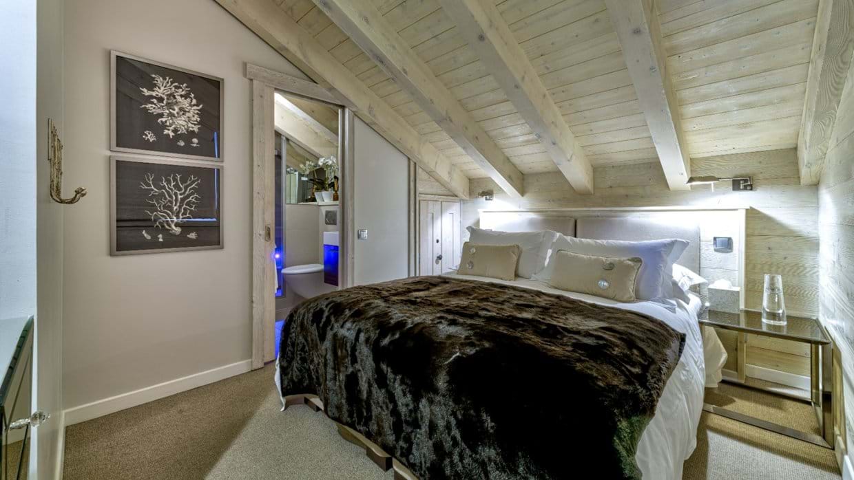 Luxury-Ski-Chalet-St-Martin-de-Belleville-Chalet-Floralie-Oxford-Ski-Bedroom (17).jpg