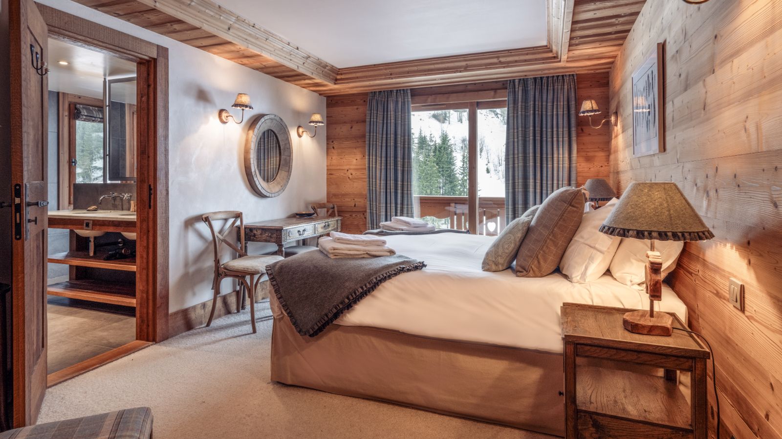 Luxury-Ski-Chalet-Meribel-Lapin-Blanc-Oxford-Ski-Bedroom (14).jpg