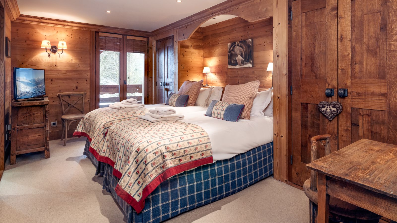 Luxury-Ski-Chalet-Meribel-Lapin-Blanc-Oxford-Ski-Bedroom (15).jpg