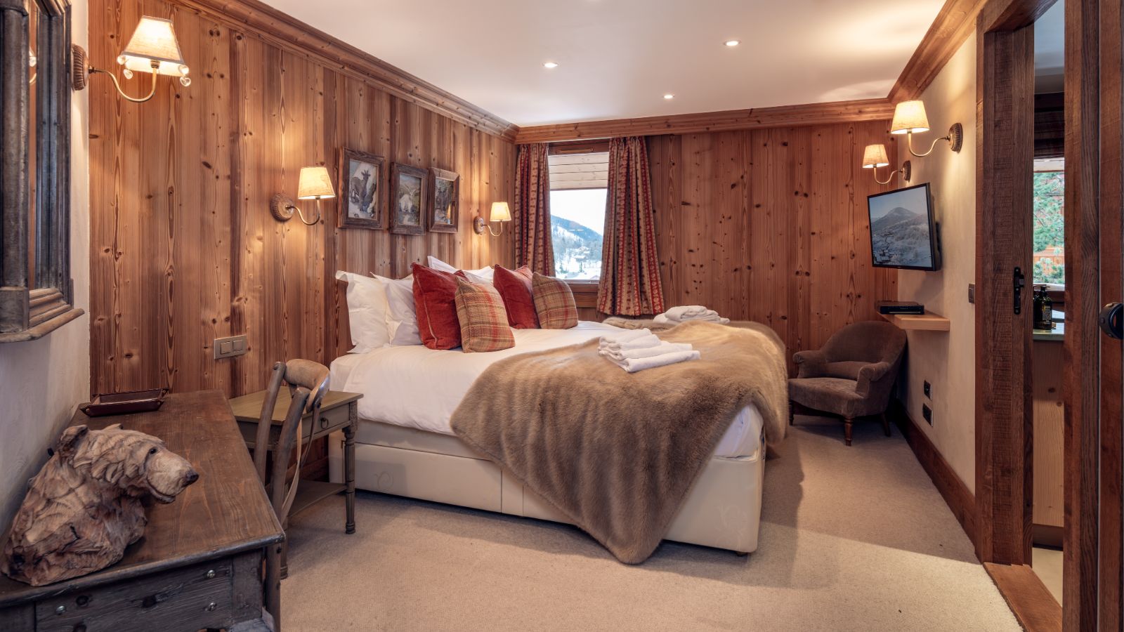 Luxury-Ski-Chalet-Meribel-Lapin-Blanc-Oxford-Ski-Bedroom (16).jpg
