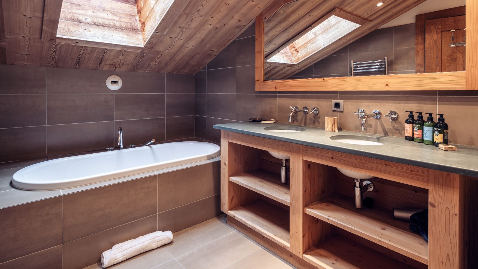 Luxury-Ski-Chalet-Meribel-Lapin-Blanc-Oxford-Ski-Bathroom2.jpg