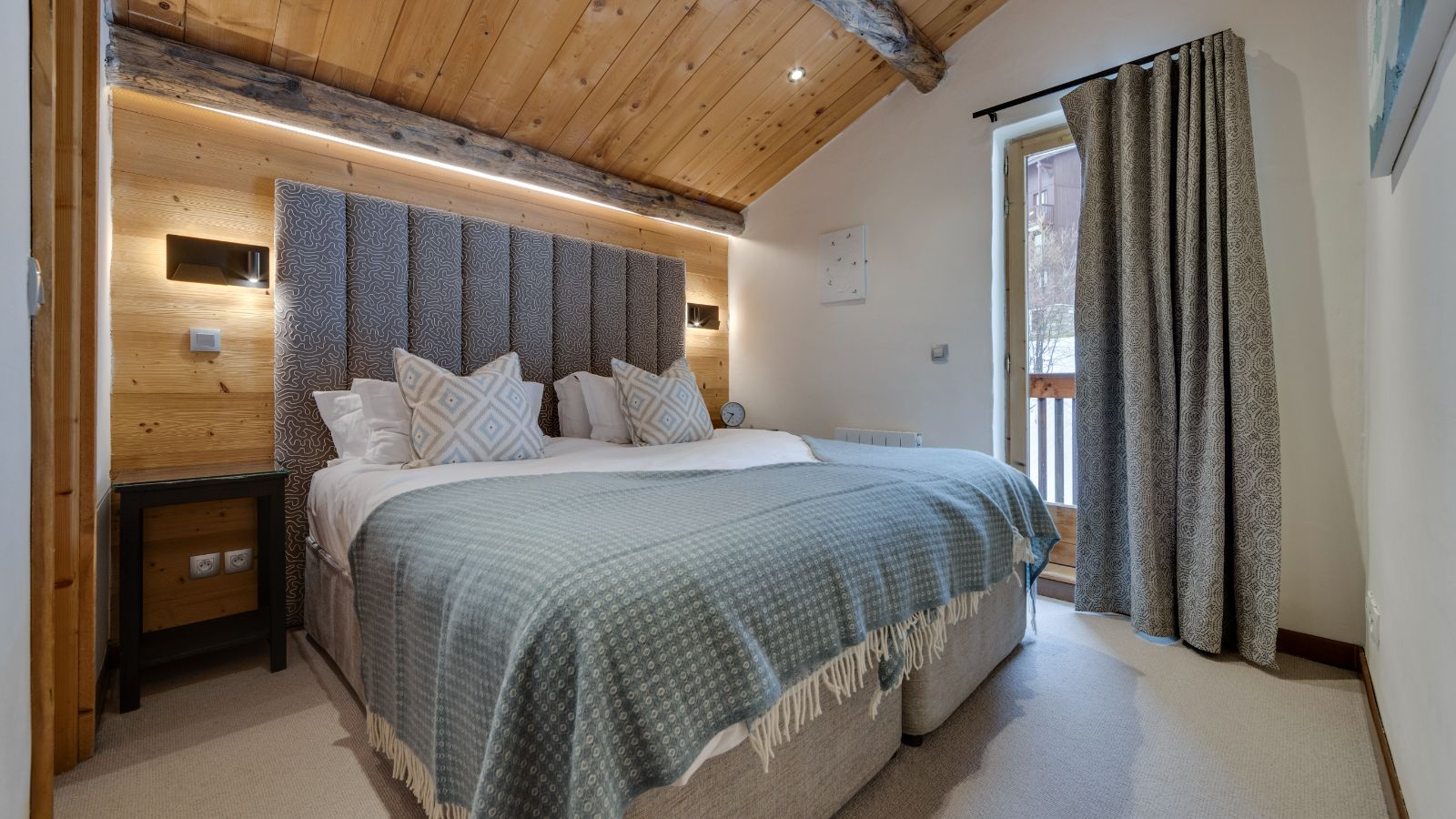 Luxury-Ski-Chalet-Val-d-Isere-Bellevarde-No-1-Oxford-Ski-Bedroom (3).jpg