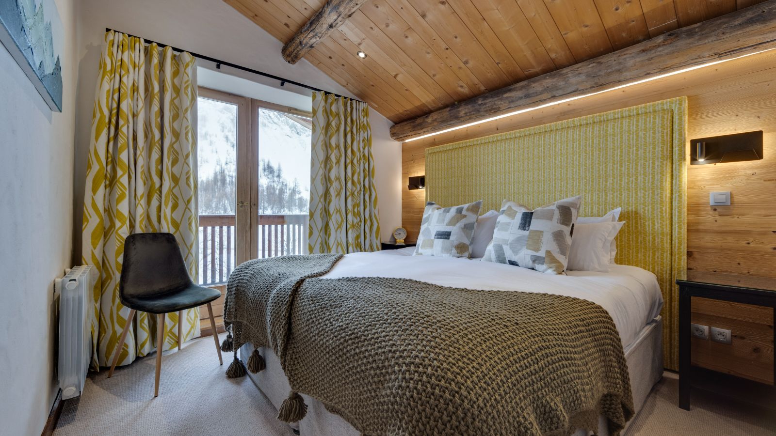 Luxury-Ski-Chalet-Val-d-Isere-Bellevarde-No-1-Oxford-Ski-Bedroom (5).jpg