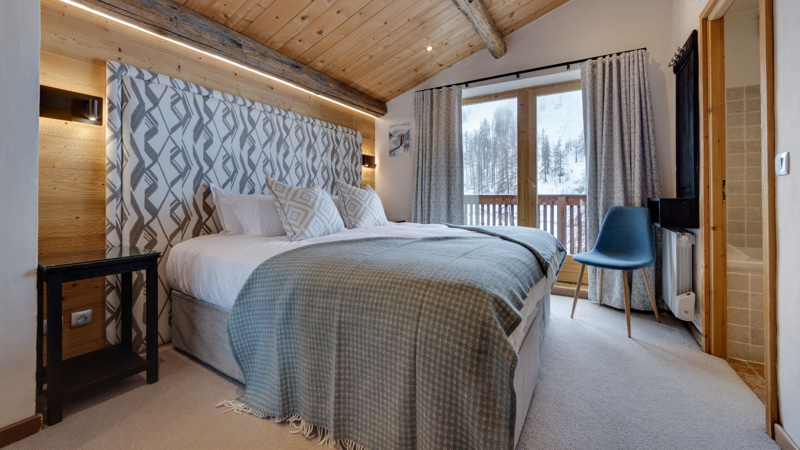 Luxury-Ski-Chalet-Val-d-Isere-Bellevarde-No-1-Oxford-Ski-Bedroom (7).jpg