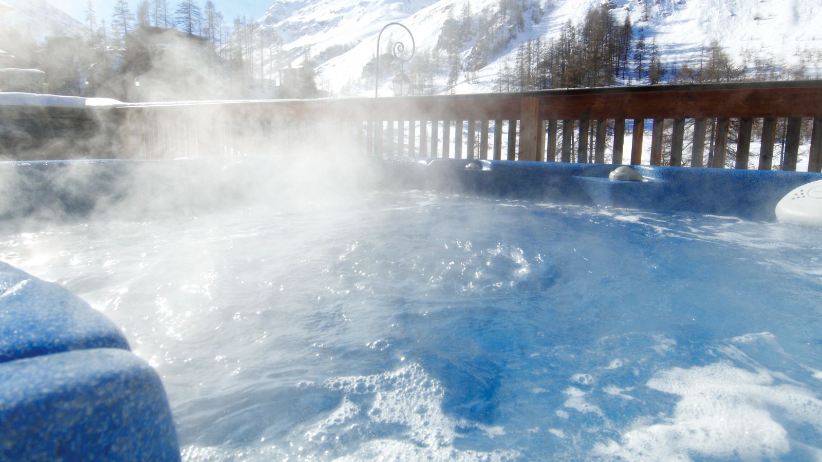 Luxury-Ski-Chalet-Val-d-Isere-Bellevarde-No-1-Oxford-Ski-Hot-Tub.jpg