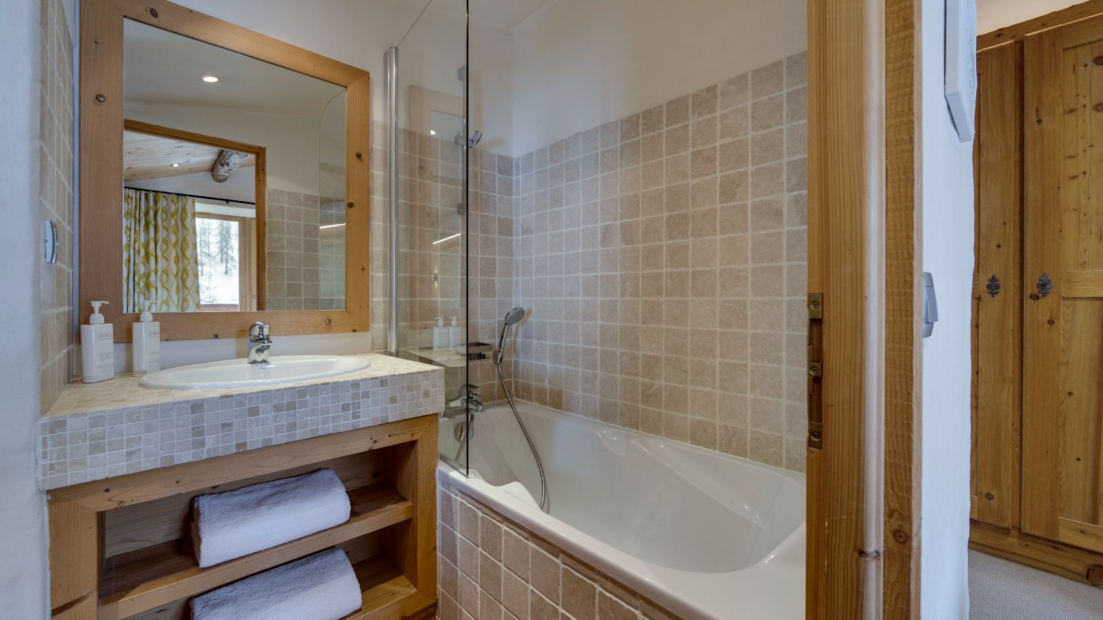 Luxury-Ski-Chalet-Val-d-Isere-Bellevarde-No-1-Oxford-Ski-Bathroom.jpg