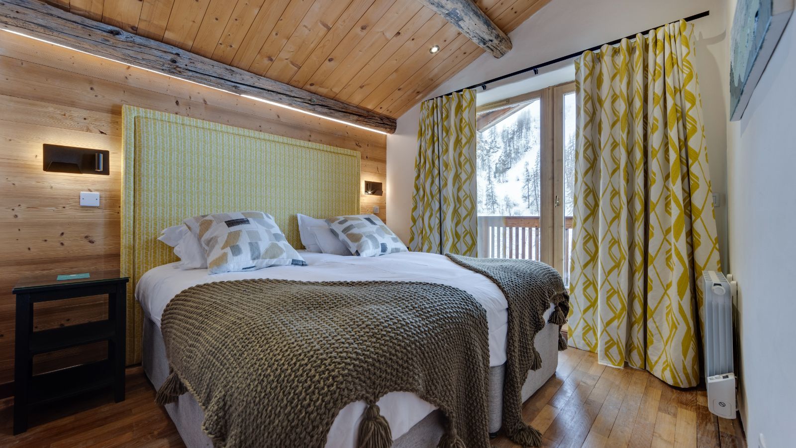 Luxury-Ski-Chalet-Val-D-Isere-Bellevarde-No-2-Oxford-Ski-Bedroom (12).jpg
