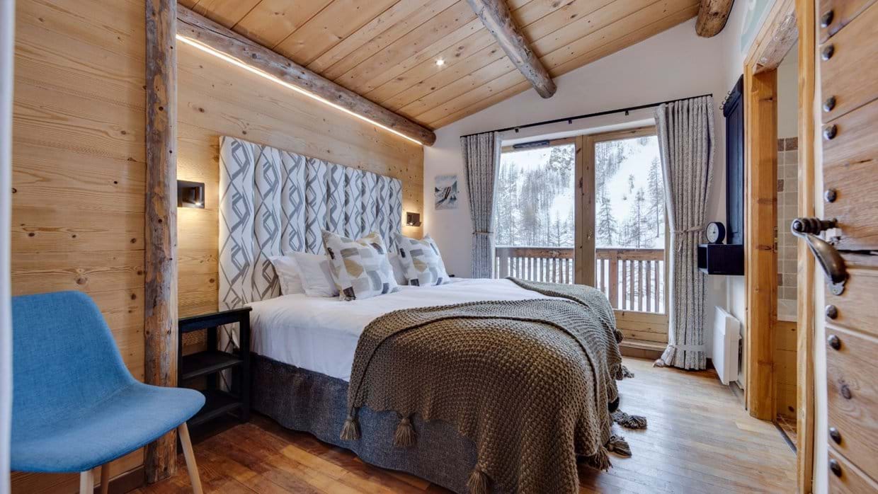 Luxury-Ski-Chalet-Val-D-Isere-Bellevarde-No-5-Oxford-Ski-Bedroom (6).jpg