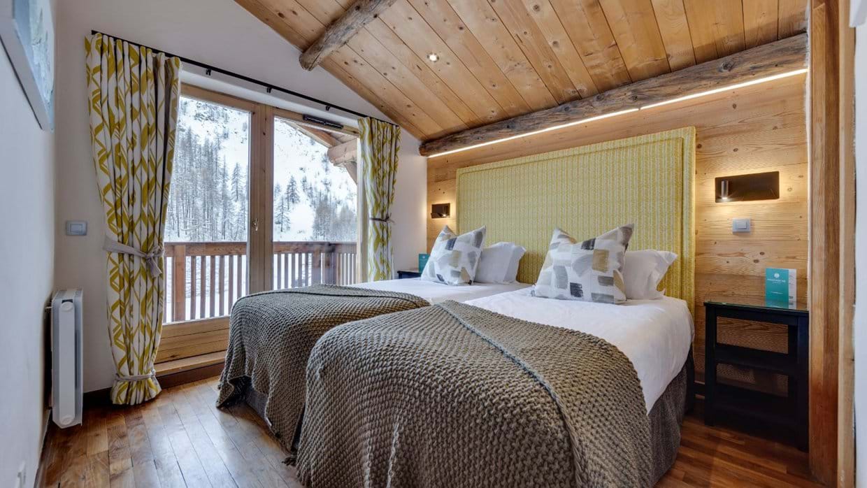 Luxury-Ski-Chalet-Val-D-Isere-Bellevarde-No-5-Oxford-Ski-Bedroom (9).jpg