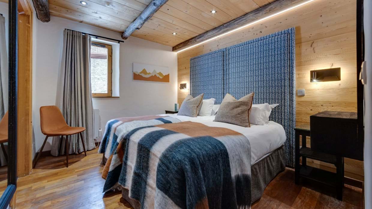 Luxury-Ski-Chalet-Val-D-Isere-Bellevarde-No-5-Oxford-Ski-Bedroom (10).jpg