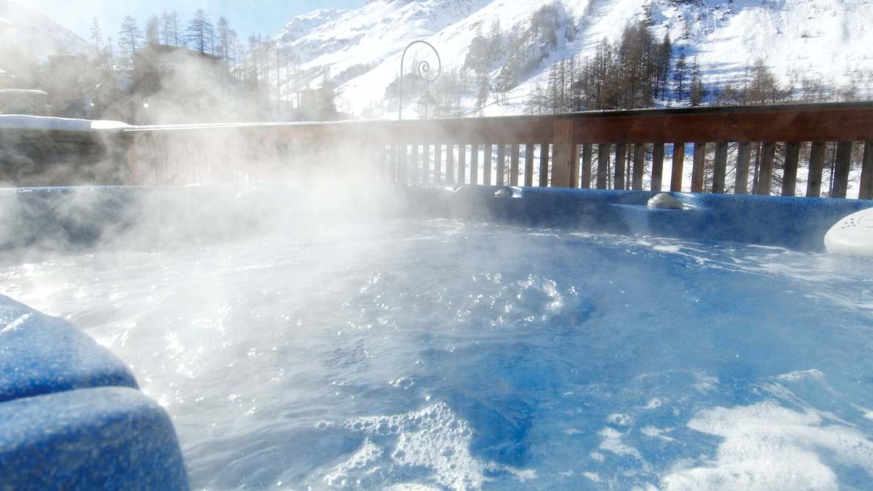 Luxury-Ski-Chalet-Val-D-Isere-Bellevarde-No-5-Oxford-Ski-Hot-Tub.jpg