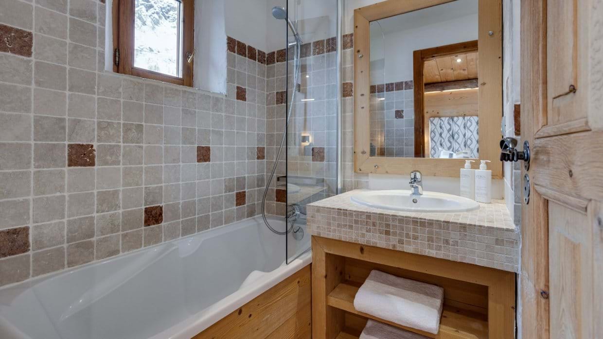 Luxury-Ski-Chalet-Val-D-Isere-Bellevarde-No-5-Oxford-Ski-Bathroom.jpg