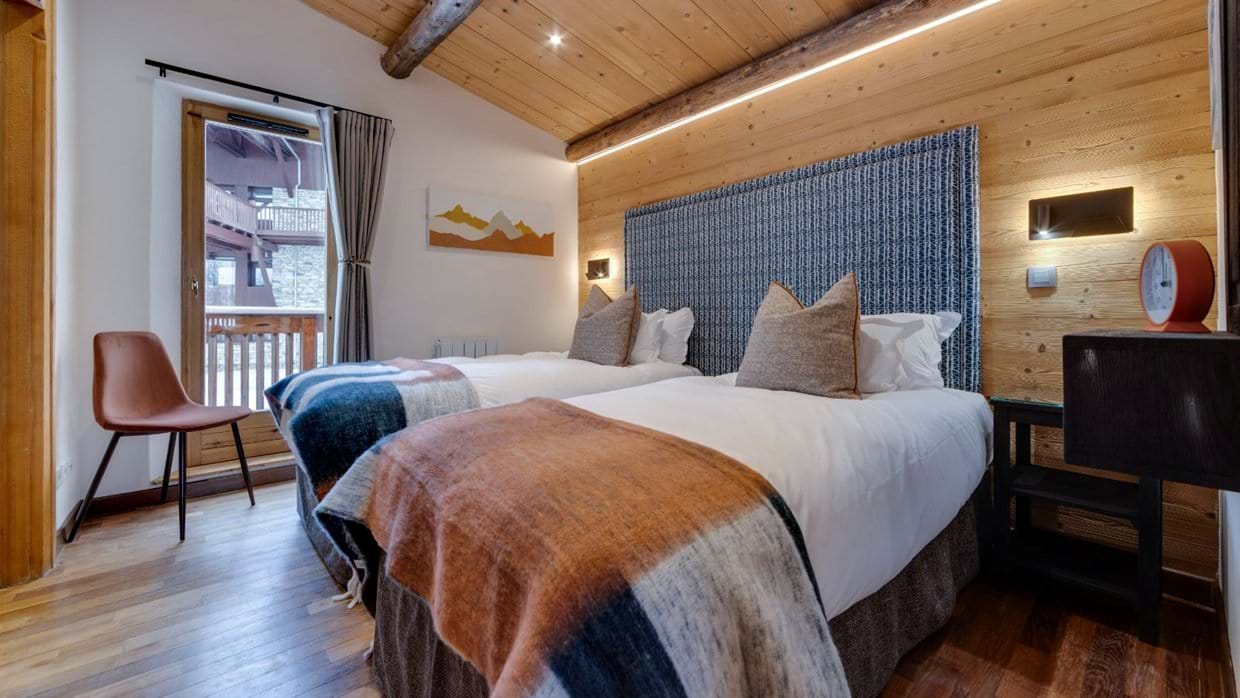 Luxury-Ski-Chalet-Val-D-Isere-Bellevarde-No-5-Oxford-Ski-Bedroom (2).jpg