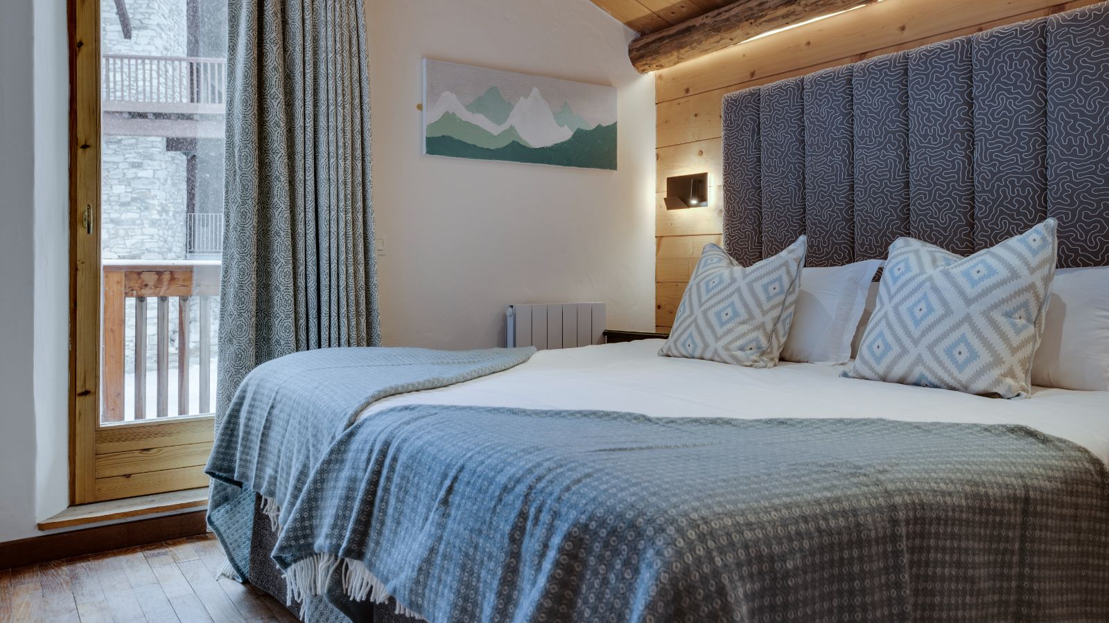 Luxury-Ski-Chalet-Val-d-Isere-Bellevarde-No-6-Oxford-Ski-Bedroom (5).jpg