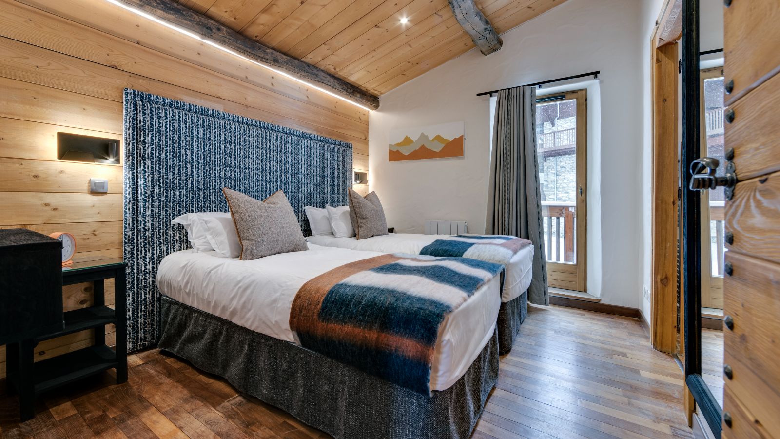 Luxury-Ski-Chalet-Val-d-Isere-Bellevarde-No-6-Oxford-Ski-Bedroom (6).jpg