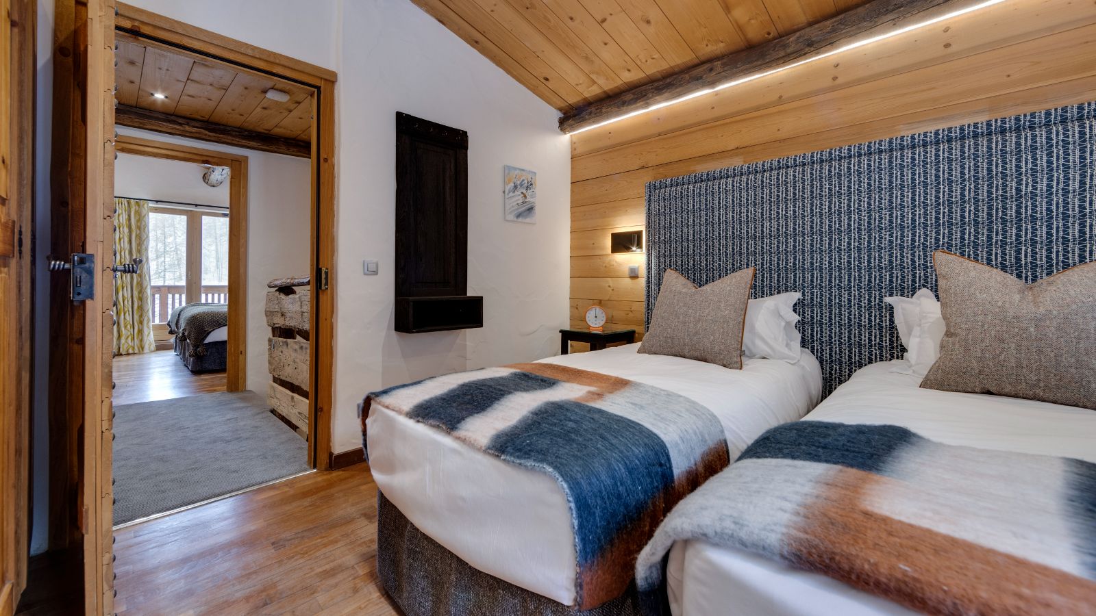 Luxury-Ski-Chalet-Val-d-Isere-Bellevarde-No-6-Oxford-Ski-Bedroom (7).jpg