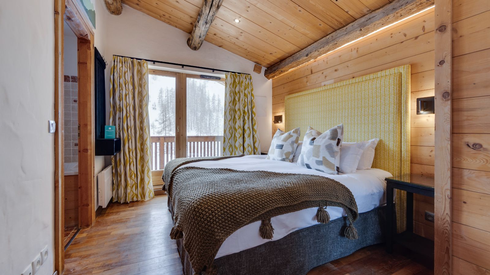 Luxury-Ski-Chalet-Val-d-Isere-Bellevarde-No-6-Oxford-Ski-Bedroom (9).jpg
