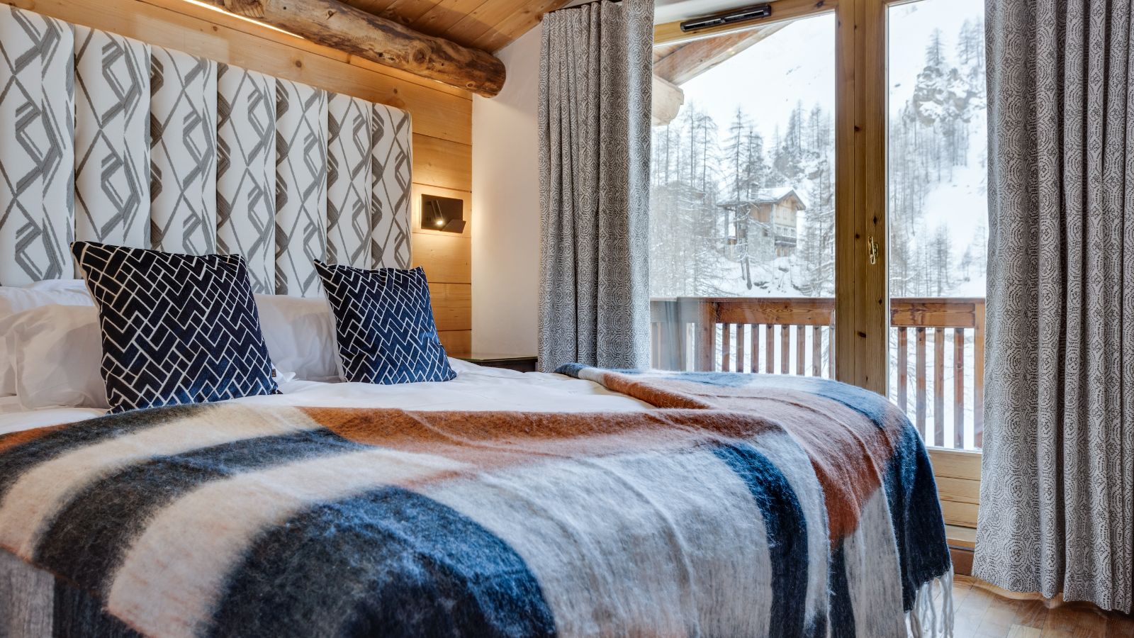 Luxury-Ski-Chalet-Val-d-Isere-Bellevarde-No-6-Oxford-Ski-Bedroom (13).jpg
