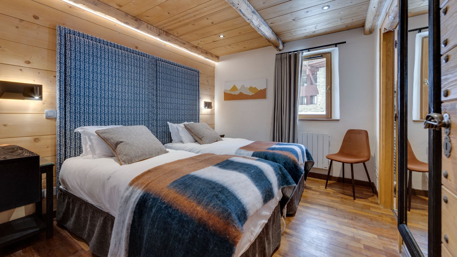 Luxury-Ski-Chalet-Val-d-Isere-Bellevarde-No-6-Oxford-Ski-Bedroom (15).jpg