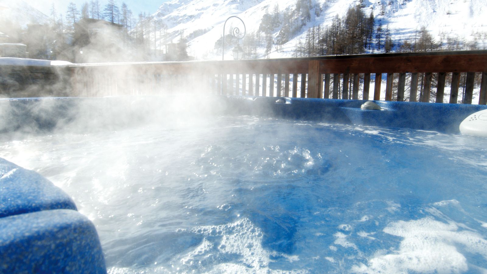 Luxury-Ski-Chalet-Val-d-Isere-Bellevarde-No-6-Oxford-Ski-hot-tub.jpg