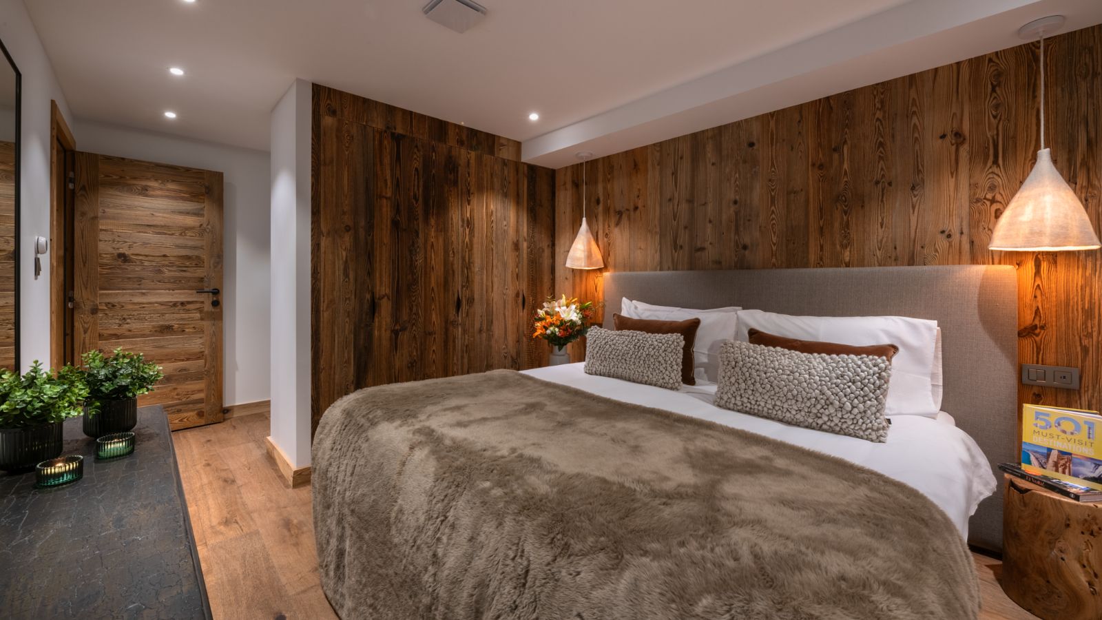 Luxury-Ski-Chalet-Les-Gets-Chalet-Tosca-Oxford-Ski-Bedroom (8).jpg