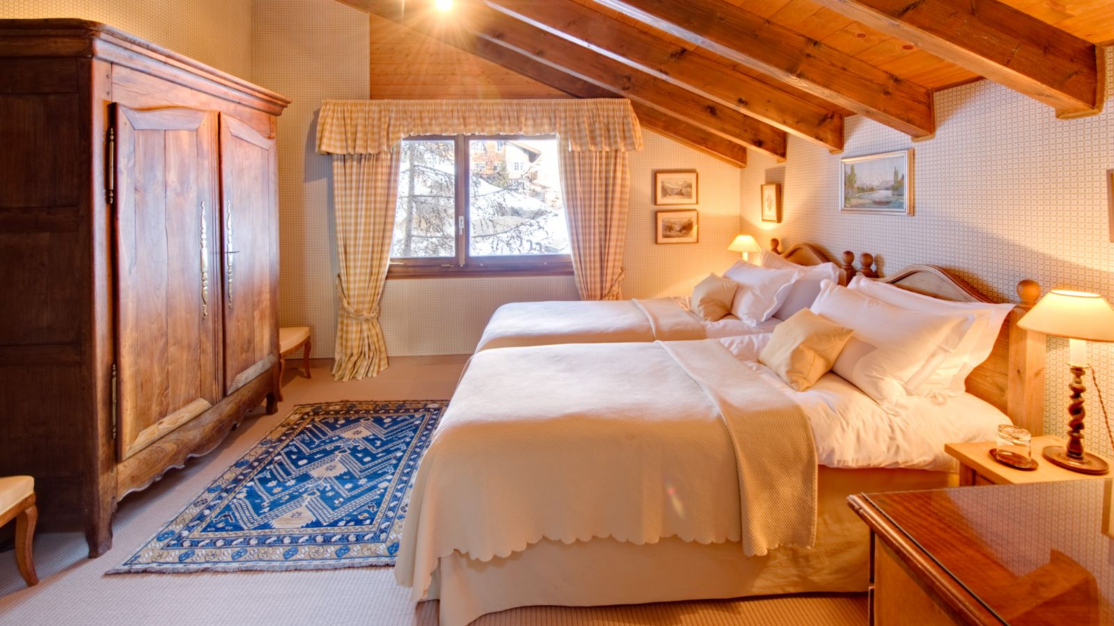 Luxury-Ski-Chalet-Zermatt-Chalet-Zen-Oxford-Ski-Bedroom (18).jpg