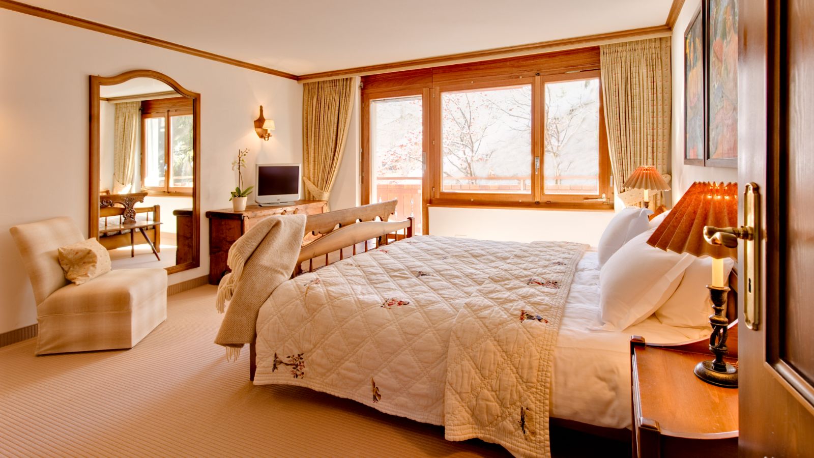 Luxury-Ski-Chalet-Zermatt-Chalet-Zen-Oxford-Ski-Bedroom (19).jpg