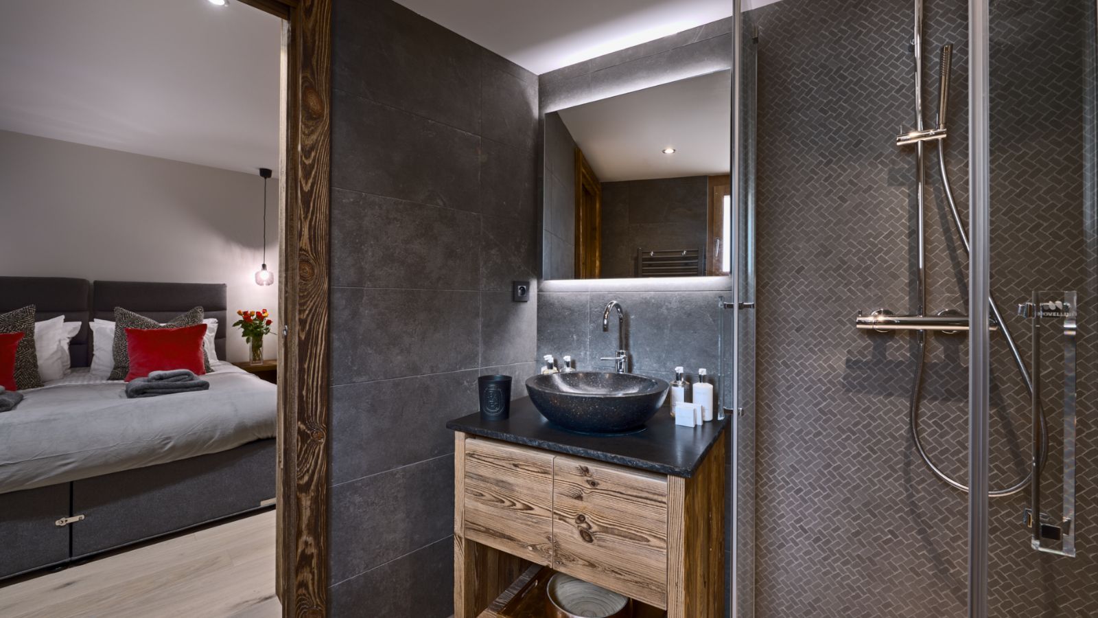 Luxury-ski-chalet-Morzine-Chalet-Genepi-Oxford-Ski-Bathroom2 (12).jpg