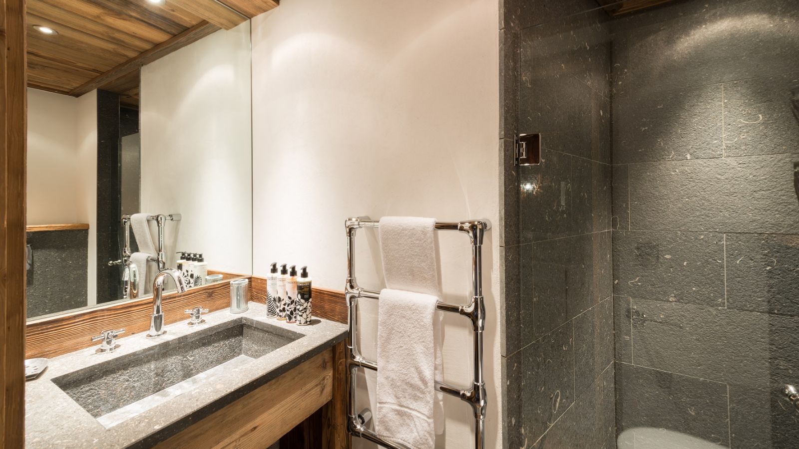 Luxury-Ski-Chalet-Val-D-Isere-Chalet-Genepi-Oxford-Ski-Bathroom.jpg