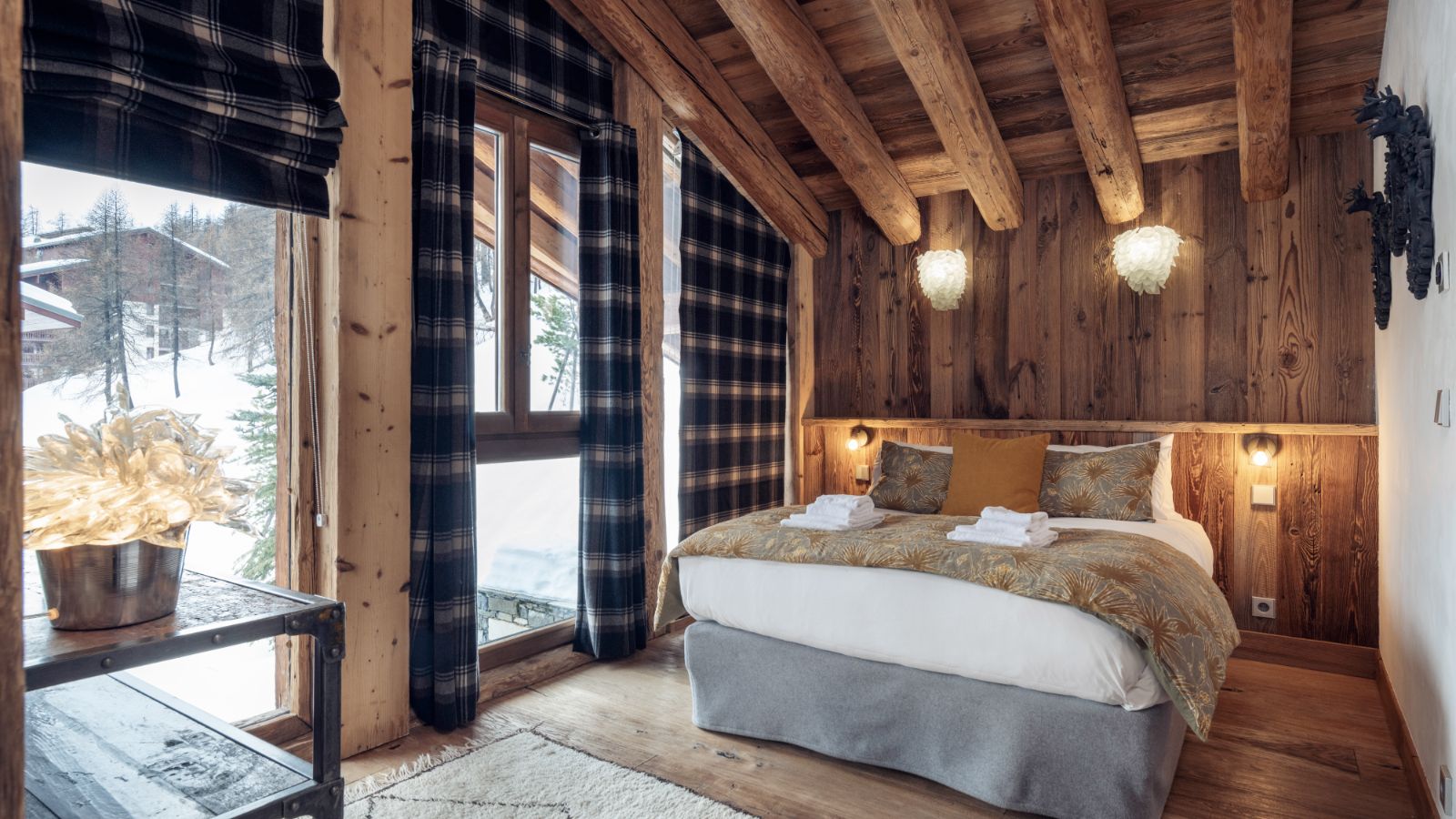 Luxury-Ski-Chalet-Val-D-Isere-Chalet-Genepi-Oxford-Ski-Bedroom (24).jpg
