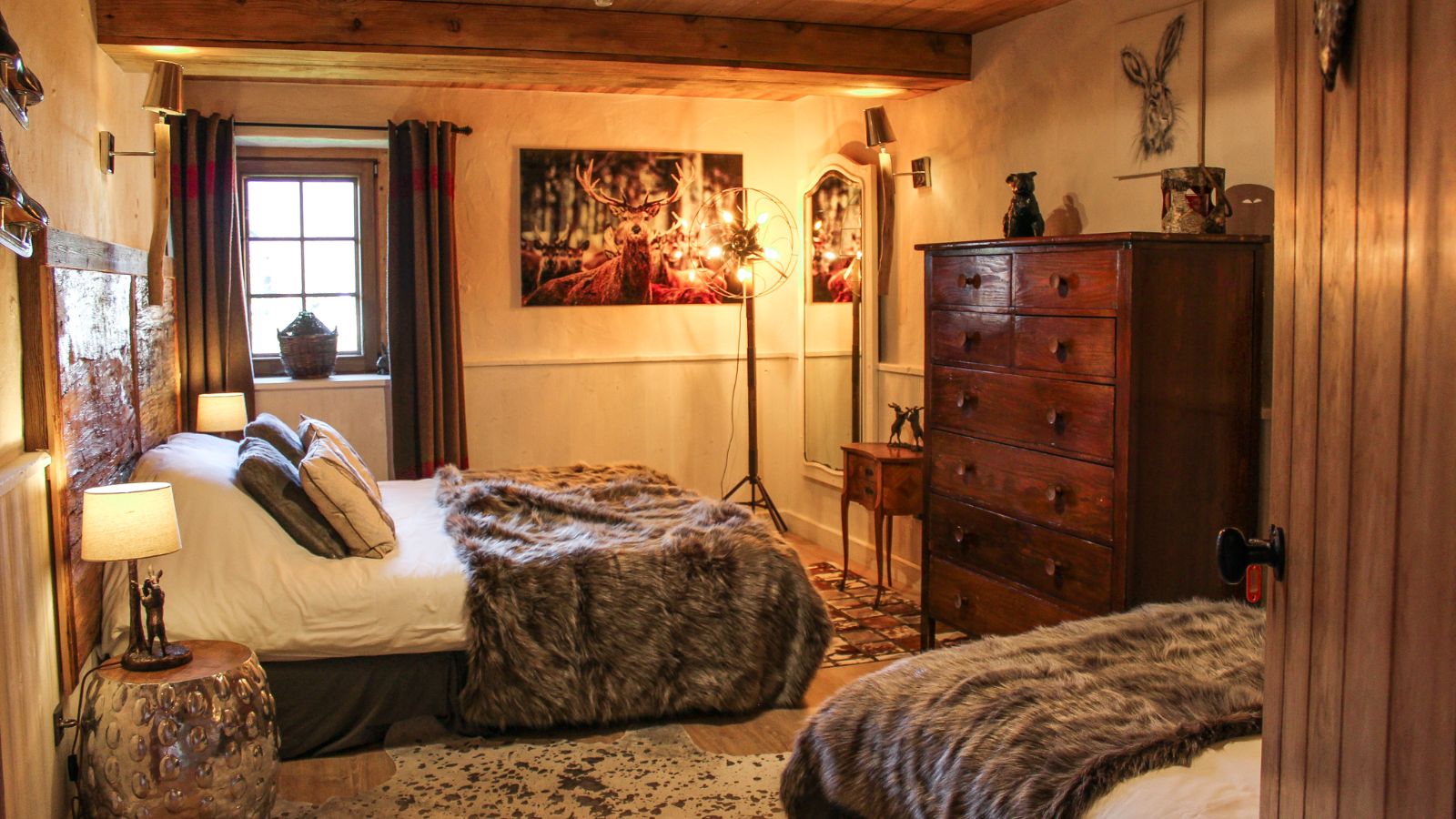 Luxury-Ski-Chalet-Morzine-La-Ferme-Du-Lac-Vert-Oxford-Ski-Bedroom (17).jpg