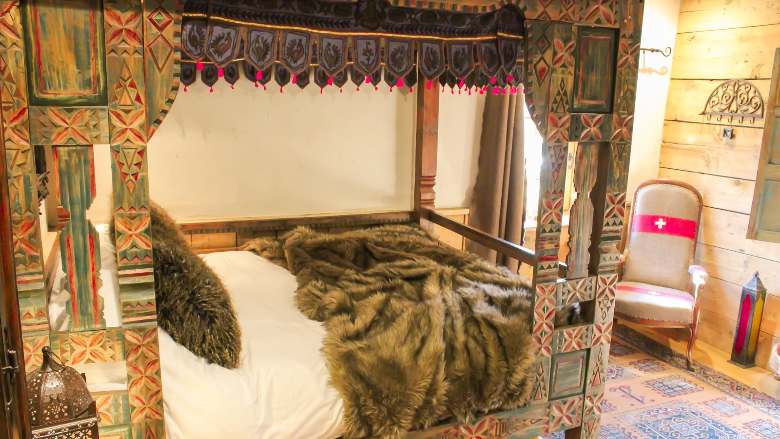 Luxury-Ski-Chalet-Morzine-La-Ferme-Du-Lac-Vert-Oxford-Ski-Bedroom (21).jpg