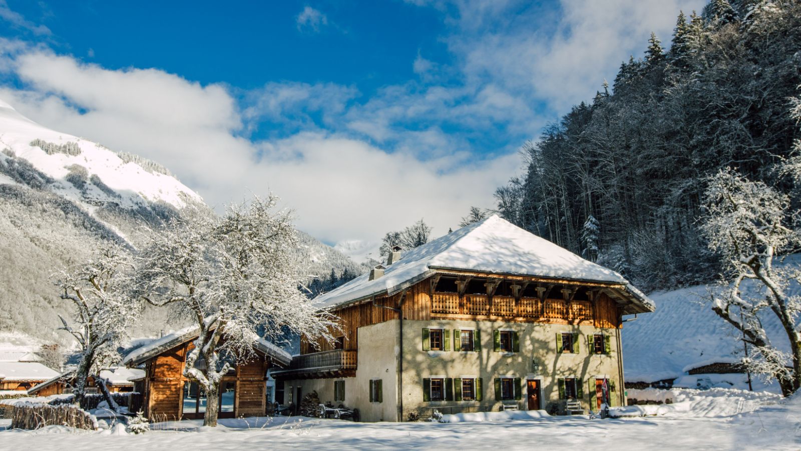 Luxury-Ski-Chalet-Morzine-La-Ferme-Du-Lac-Vert-Oxford-Ski-Exterior.jpg