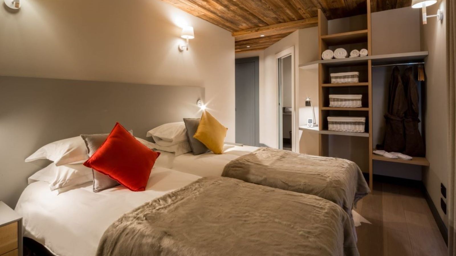 Luxury-Ski-Chalet-Meribel-Chalet-Caro-Oxford-Ski-Bedroom (5).jpg