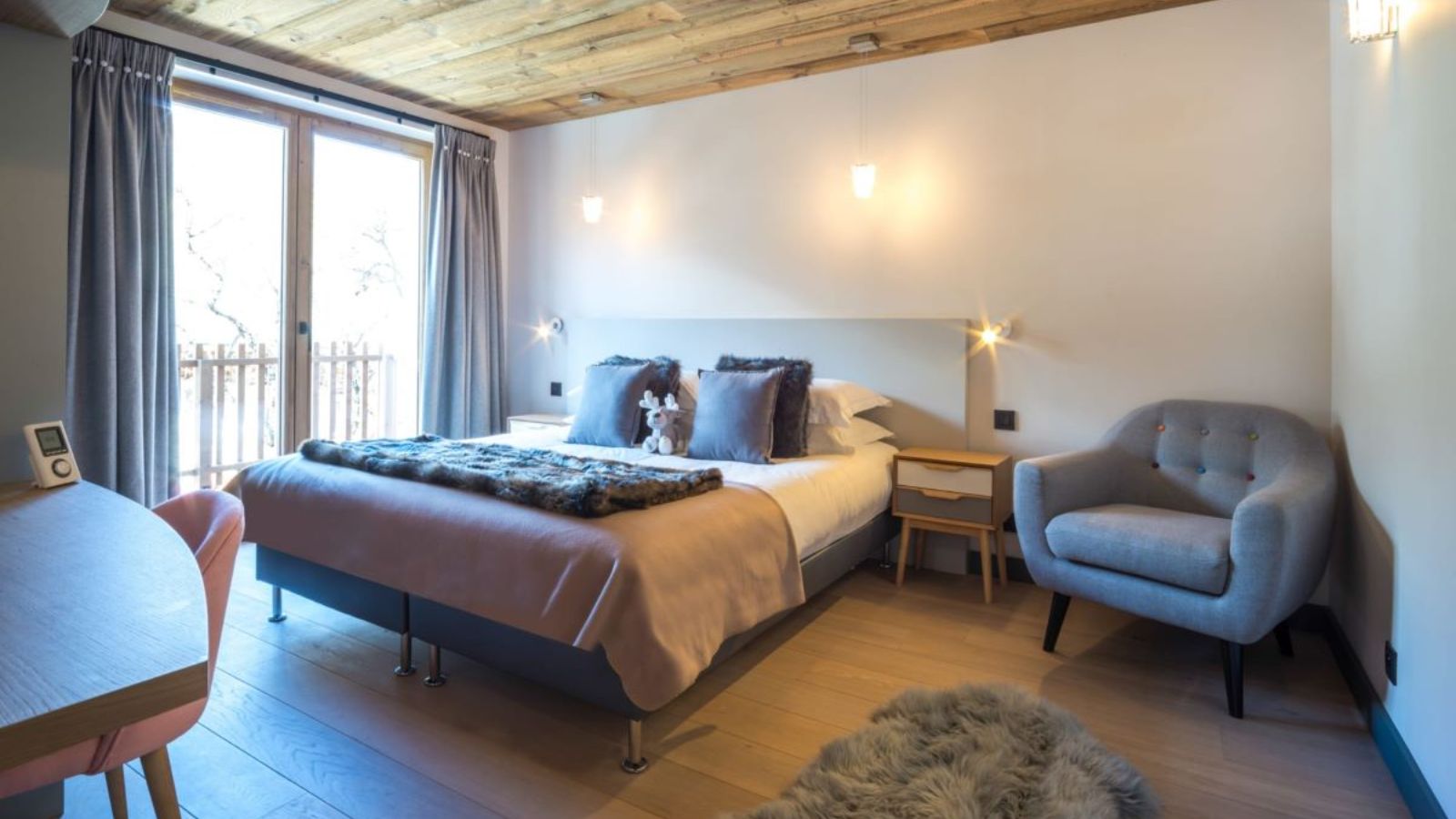 Luxury-Ski-Chalet-Meribel-Chalet-Caro-Oxford-Ski-Bedroom (2).jpg