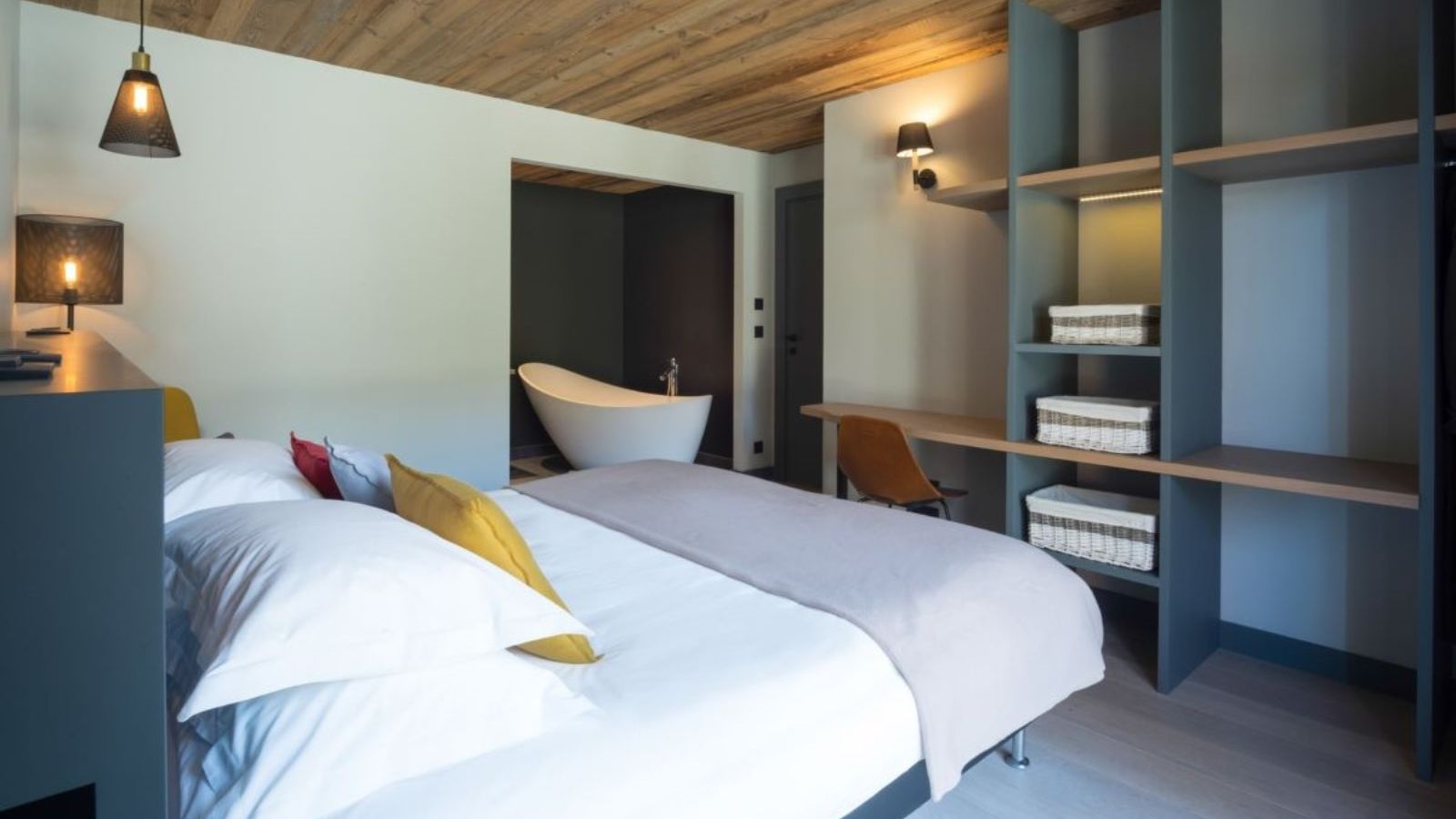 Luxury-Ski-Chalet-Meribel-Chalet-Caro-Oxford-Ski-Bedroom (3).jpg