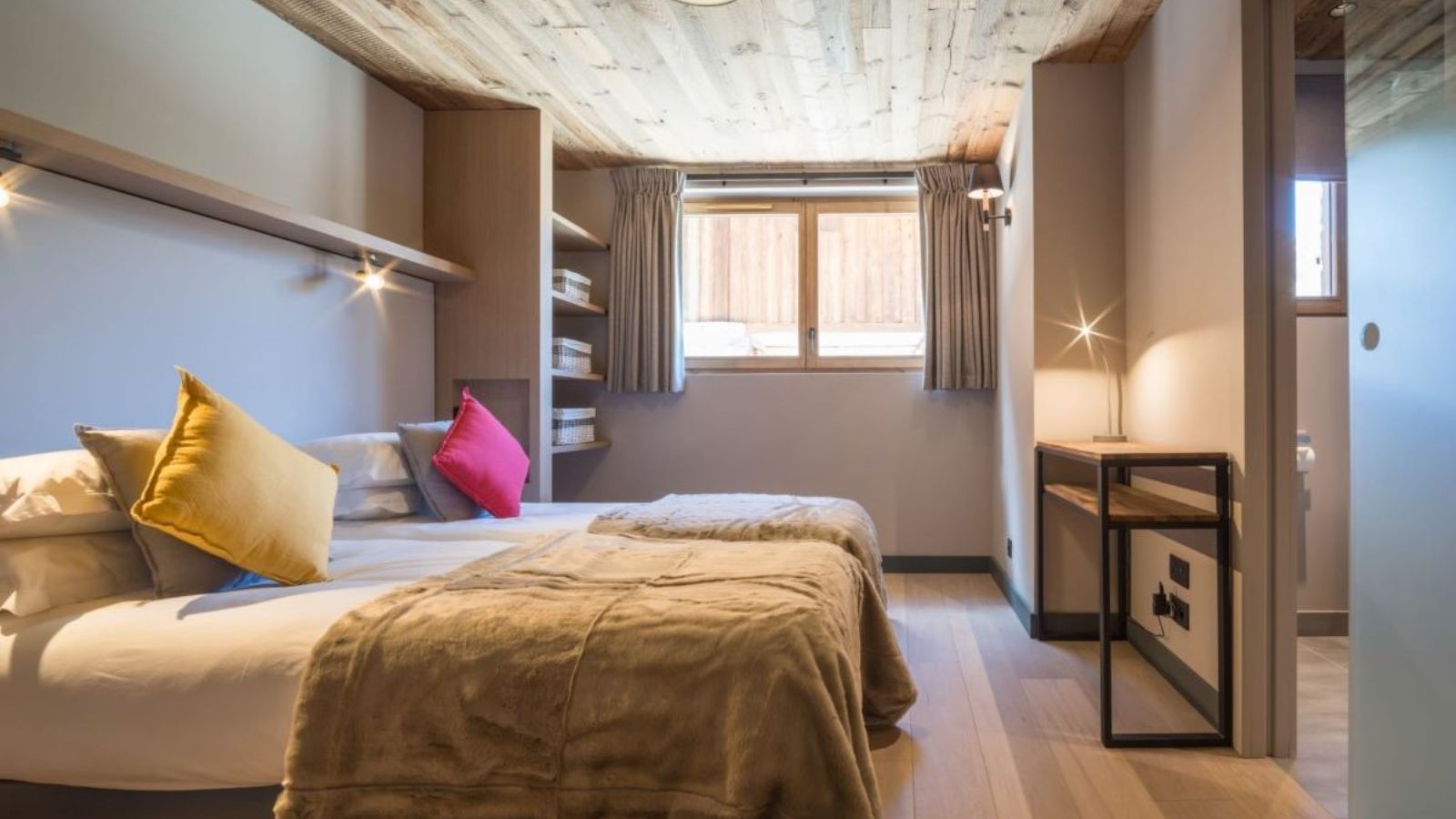 Luxury-Ski-Chalet-Meribel-Chalet-Caro-Oxford-Ski-Bedroom (4).jpg