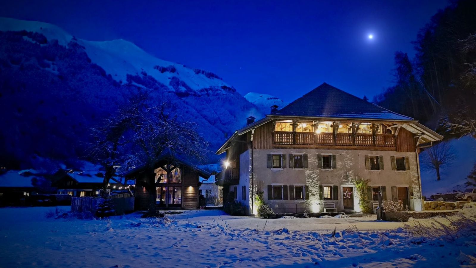 Luxury-Ski-Chalet-Morzine-La-Ferme-Du-Lac-Vert-Oxford-Ski-ExteriorNew.jpg