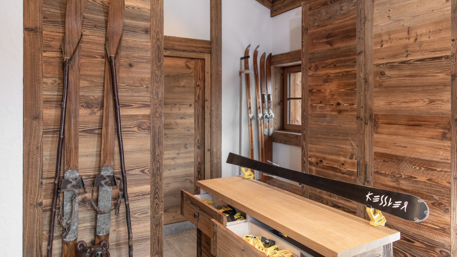 Luxury-Ski-Chalet-Saas-Fee-Chalet-Lycka-Oxford-Ski-Bedroom (7).jpg