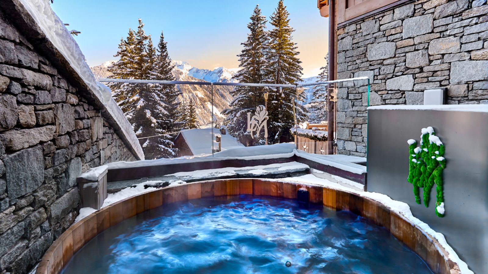 Luxury-Ski-Chalet-Courchevel-1850-Lys-Martagon-Oxford-Ski-Hot-Tub.jpg