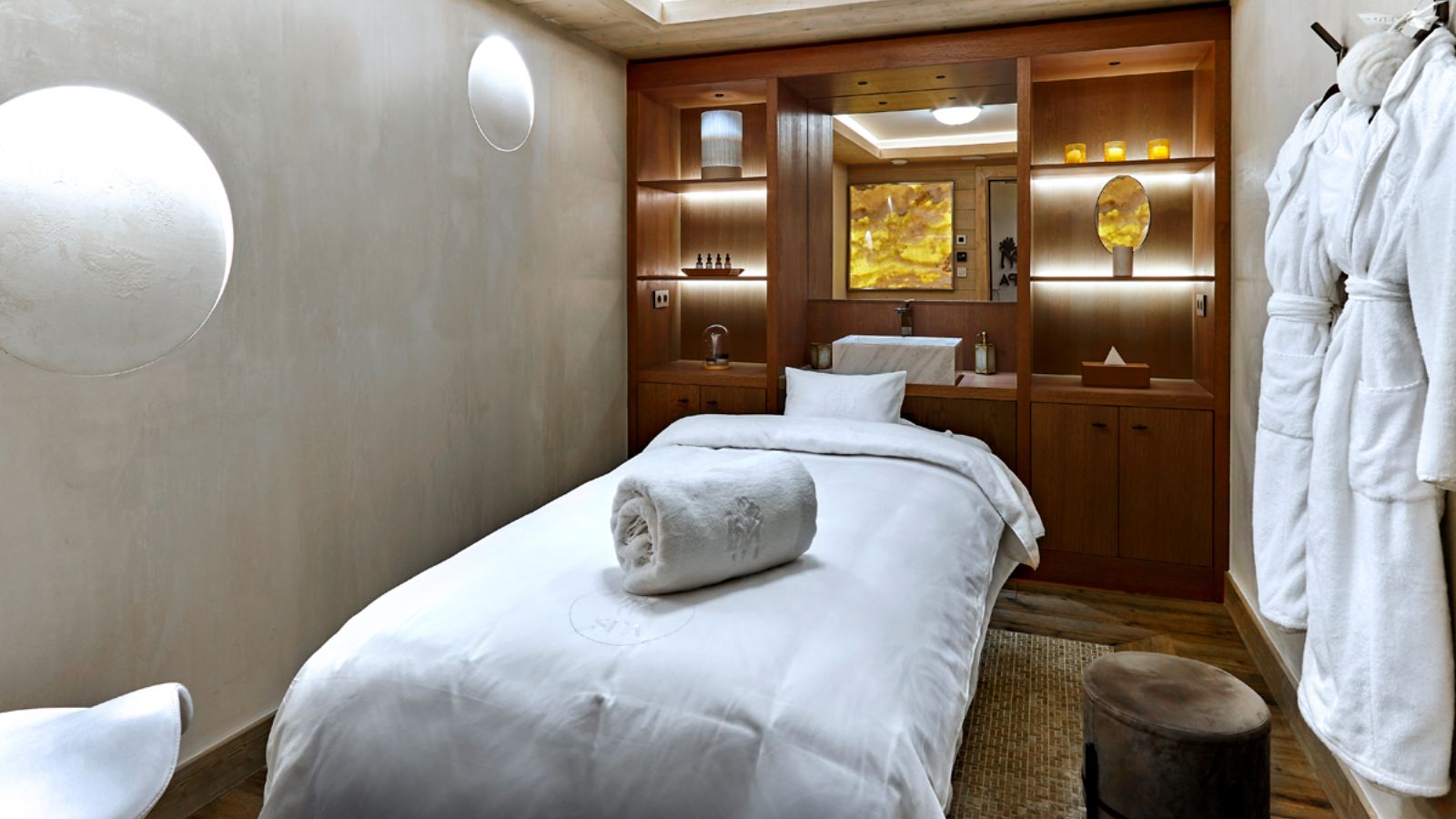 Luxury-Ski-Chalet-Courchevel-1850-Lys-Martagon-Oxford-Ski-Massage.jpg