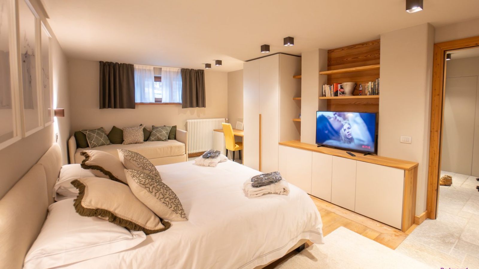 Luxury-Ski-Chalet-Cervinia-Fairway-Lodge-Oxford-Ski-Bedroom (4).jpg