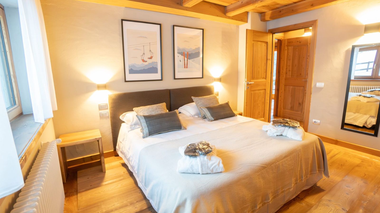 Luxury-Ski-Chalet-Cervinia-Fairway-Lodge-Oxford-Ski-Bedroom (7).jpg