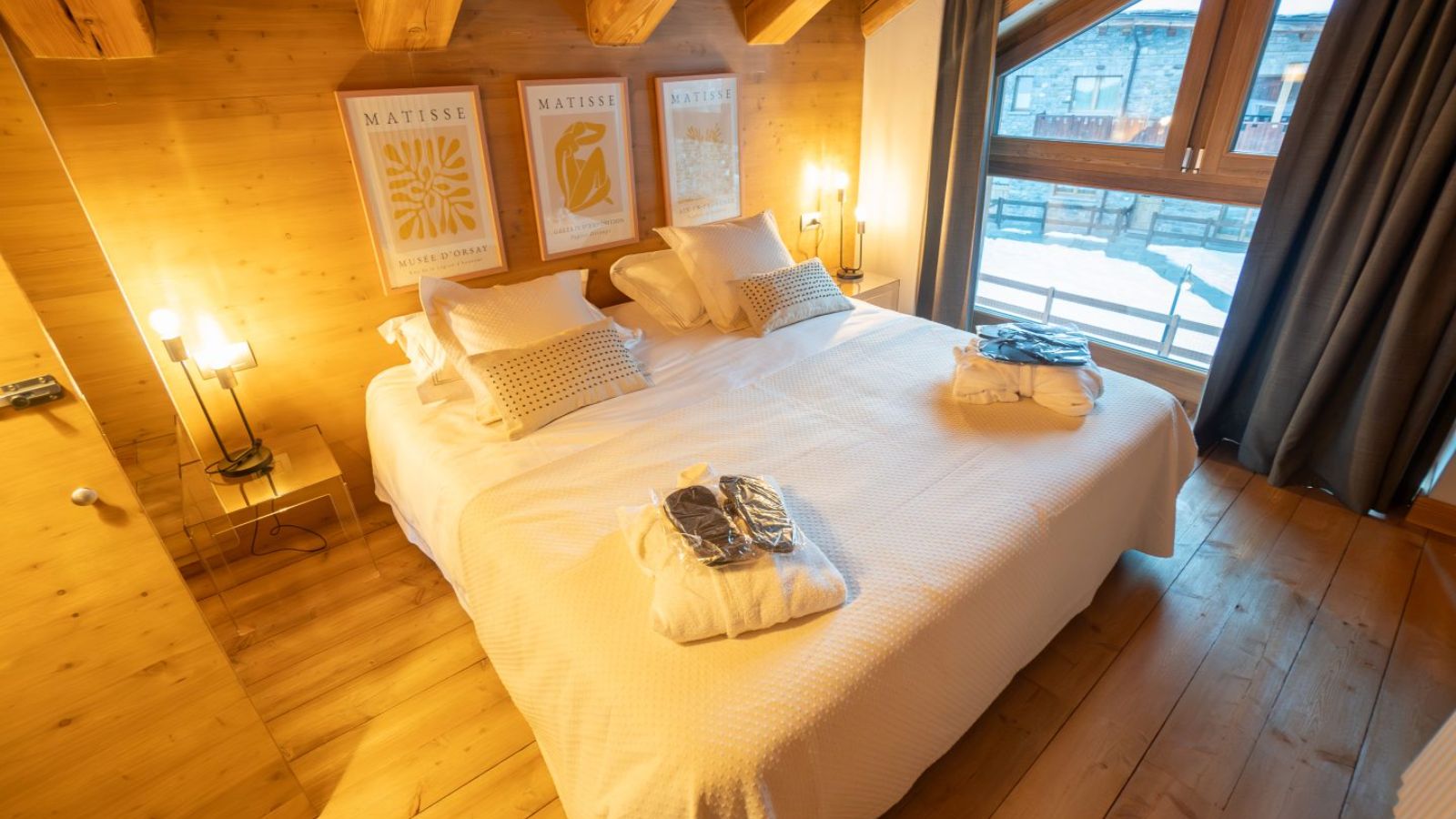 Luxury-Ski-Chalet-Cervinia-Fairway-Lodge-Oxford-Ski-Bedroom (15).jpg